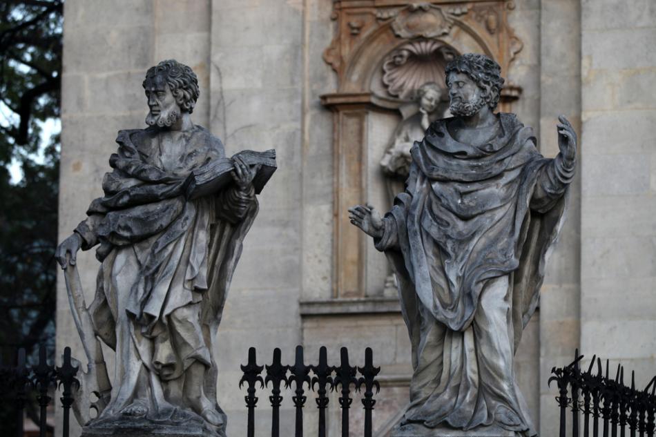 Krakw - Figurki przed kościołem Piotra i Pawła