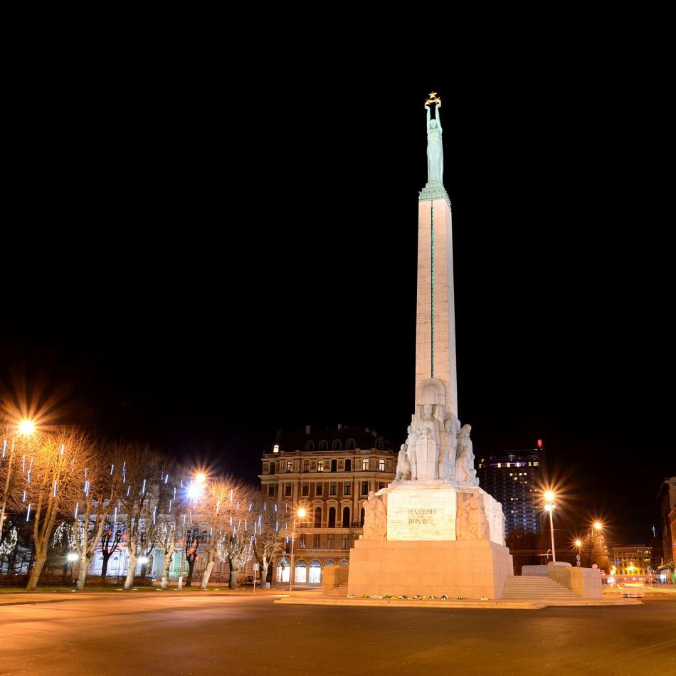 Ryga - Pomnik Wolności w Rydze, symbol niepodległości państwa ustawiony w 1935 roku.