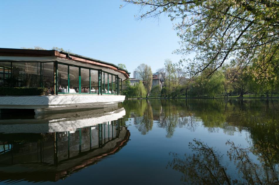 Bukareszt - Park Cismigiu ze sztucznym jeziorem