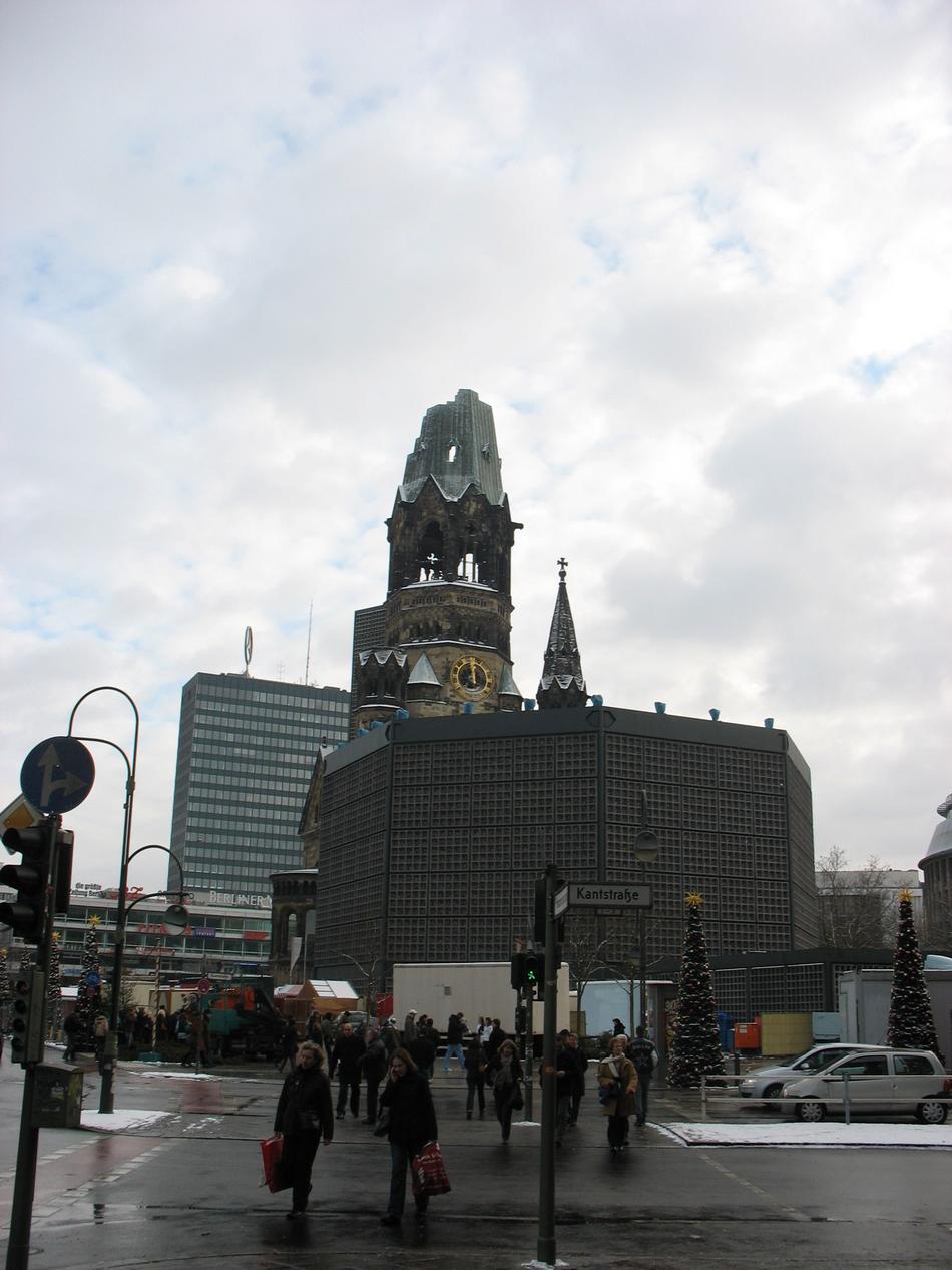 Berlin - Memorial Church, symbol bezsensowności wojny