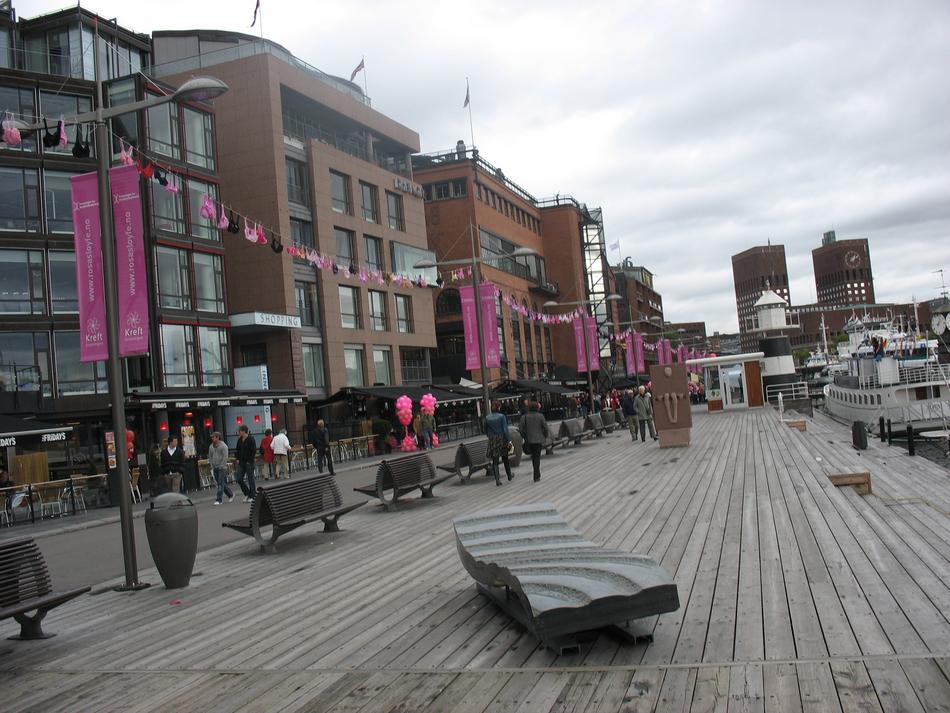Oslo - Aker Brygge, w tle rartusz. W październiku odbywa się tu marsz walki z rakiem piersi.