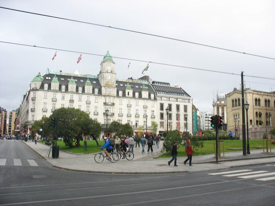 Oslo - Centrum Oslo, po prawej parlament.