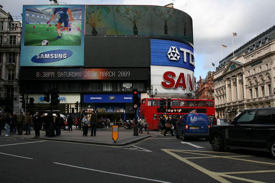 Londyn - Londyn, Piccadilly Circus - skrzyżowanie ulic w West End, rozrywkowej i teatralnej części Londynu, rozpoznawalne dzięki wielkiej reklamie świetlnej  