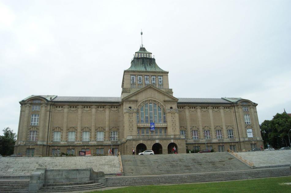 Szczecin - Muzeum Morskie w Szczecinie to potężny gmach przy Wałach Chrobrego