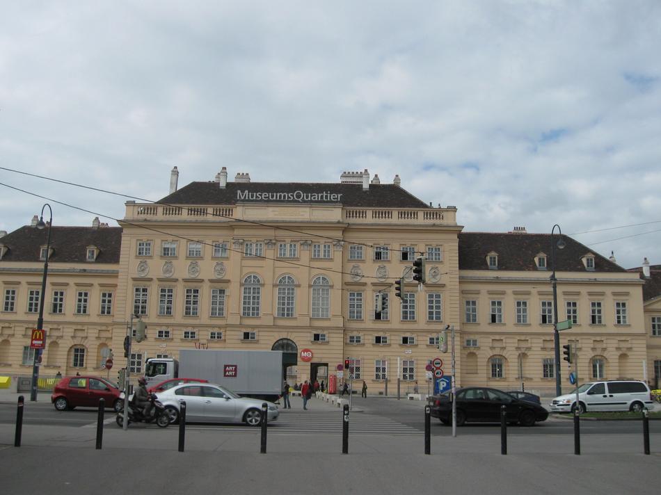 Wiedeń - MuseumsQuartier, zespł kilku muzew, w skład ktrych wchodzi m.in. Muzeum Sztuki Wspłczesnej 