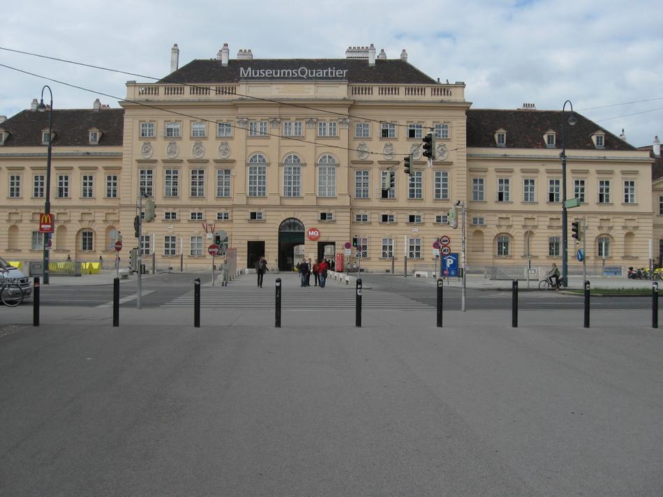 Wiedeń - MuseumsQuartier, zespł kilku muzew, w skład ktrych wchodzi m.in. Muzeum Sztuki Wspłczesnej 