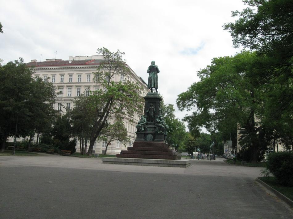 Wiedeń - Wiedeń plac przed Akademią Sztuk Pięknych